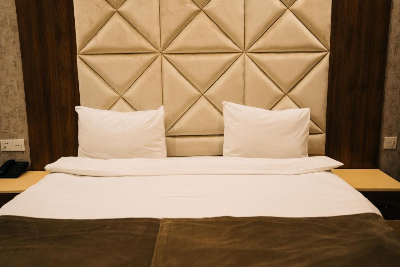 The Clocktower Hotel Baku Bagian luar foto